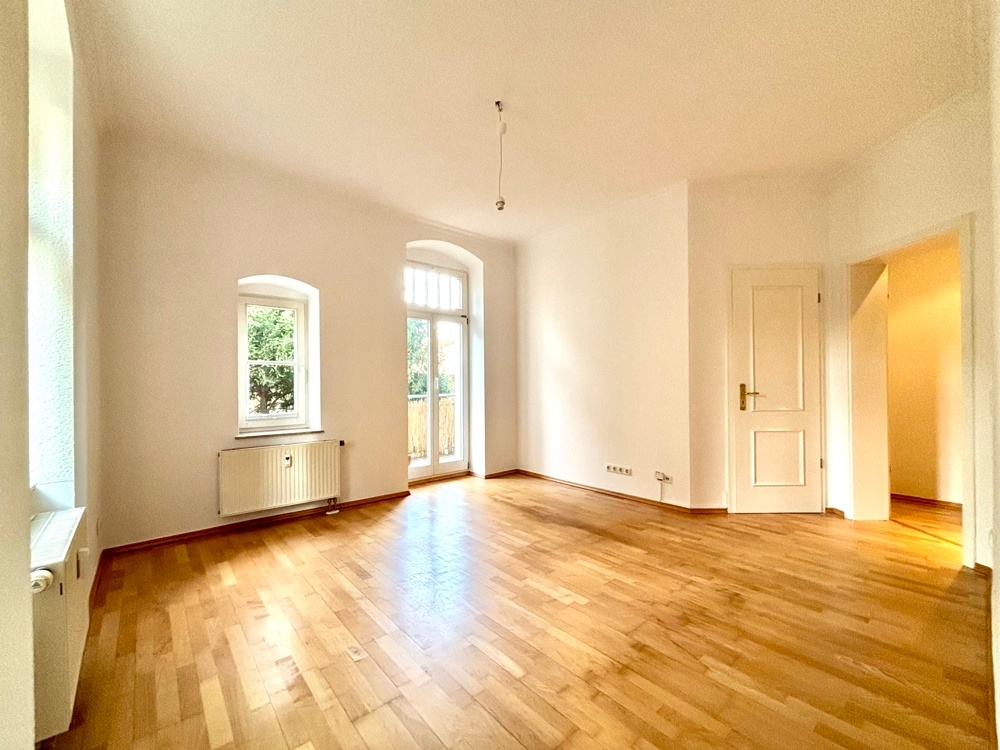 Wohnzimmer mit Zugang zum Balkon