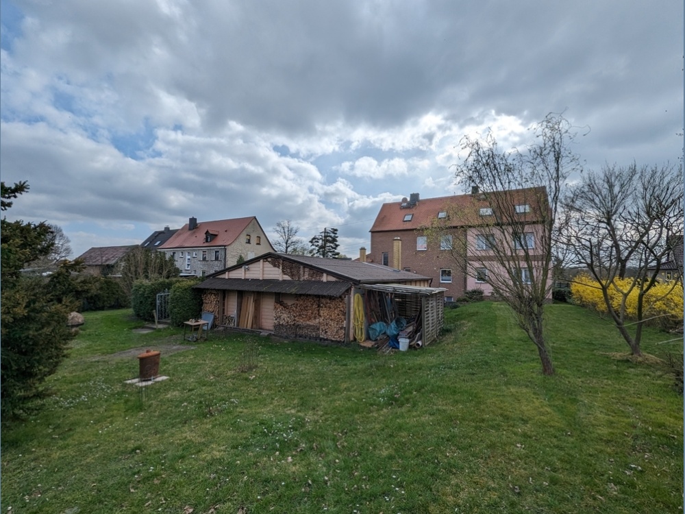 Blick über Grundstück zum Haus