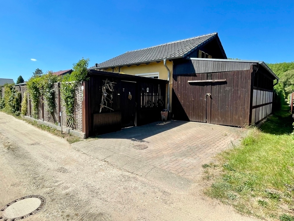 Carport und Zugang Grundstück