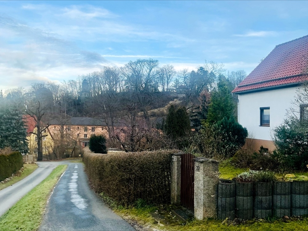 Zufahrt und Aussicht zum Bergfried