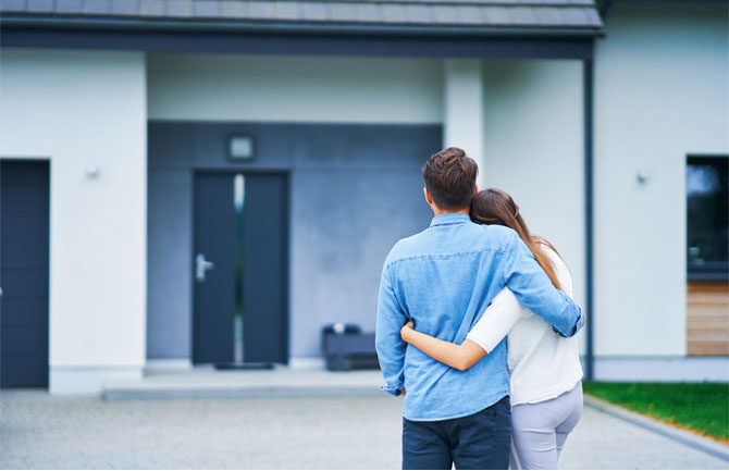 bild_text_teaser_fehler_immobilie_kaufen_670x433 Ein Mann und eine Frau stehen vor einem Haus